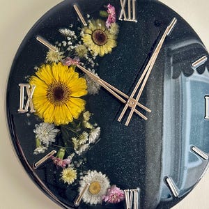 Wall clock with dried flowers, epoxy resin and dried flowers, Custom Made Resin & Wall Clock, Home gift, home decor, modern wall clock.